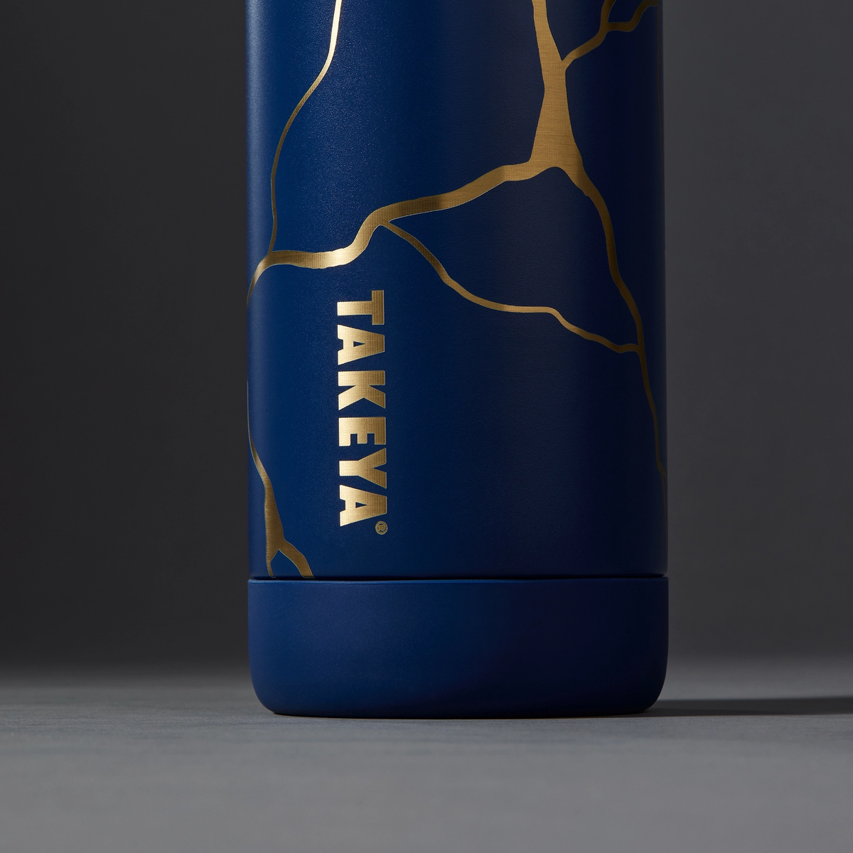 kintsugi-water-bottle-with-spout-lid-e0 51390-TK_HO25_Kintsugi_Takeya9241_Crop.png