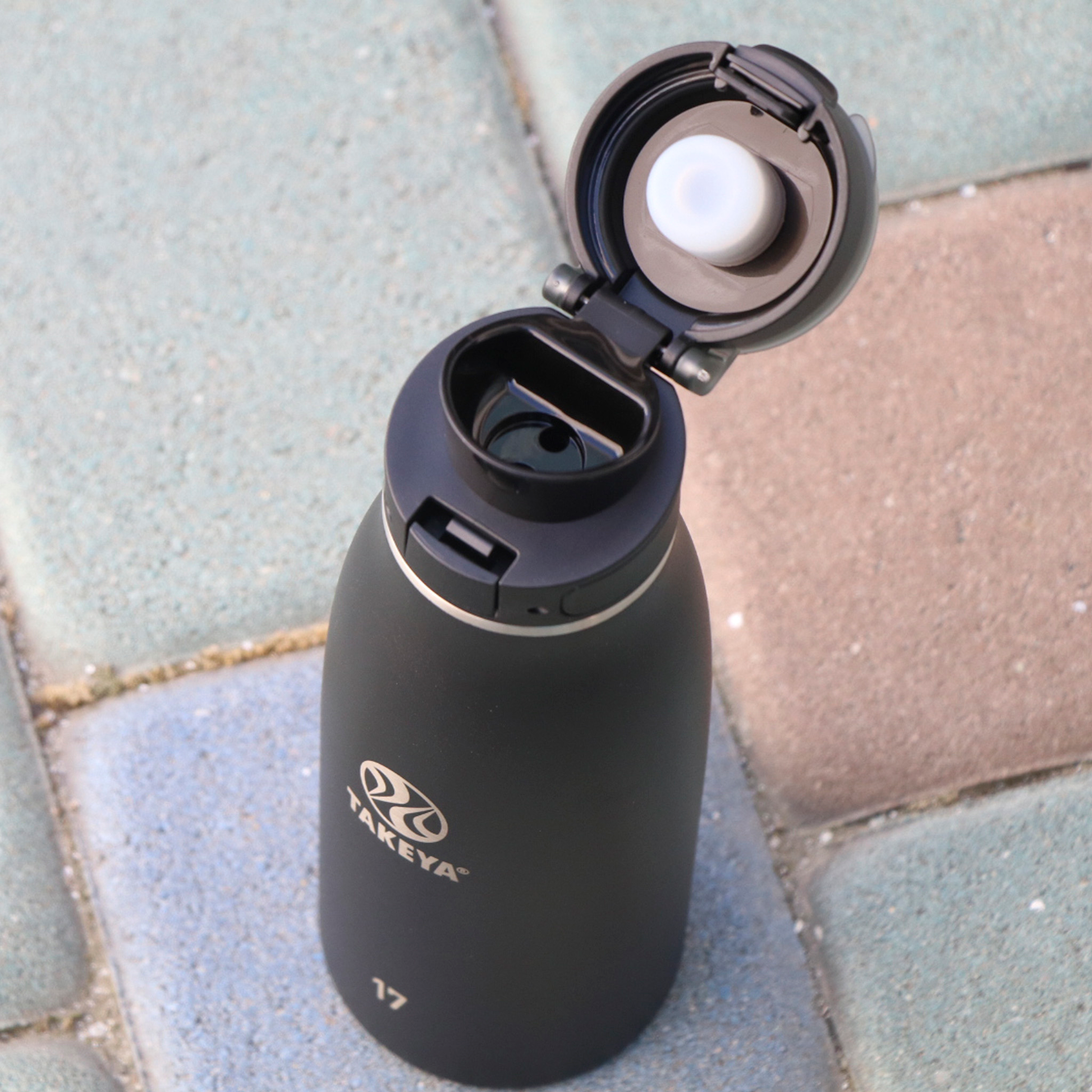 traveler-fliplocktm-lid-d0 96076-R-TravelerLid-Lifestyle-Onyx.png
